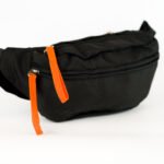 RIÑONERA OXFORD NEGRO CON CIERRE NARANJA